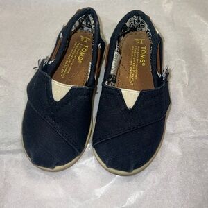 Baby Toms Canvas Shoes in Navy and Cream
